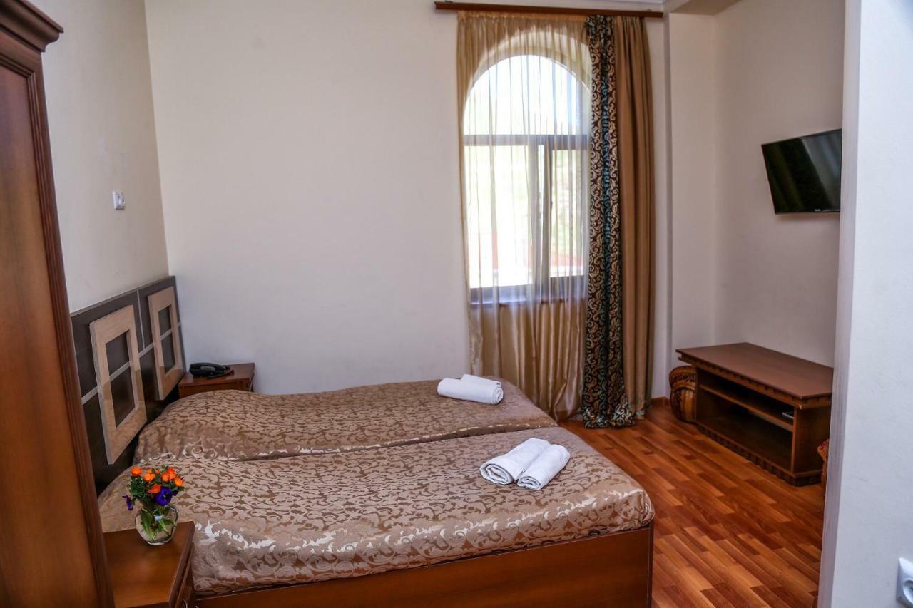 Lara Hotel Goris Exterior foto